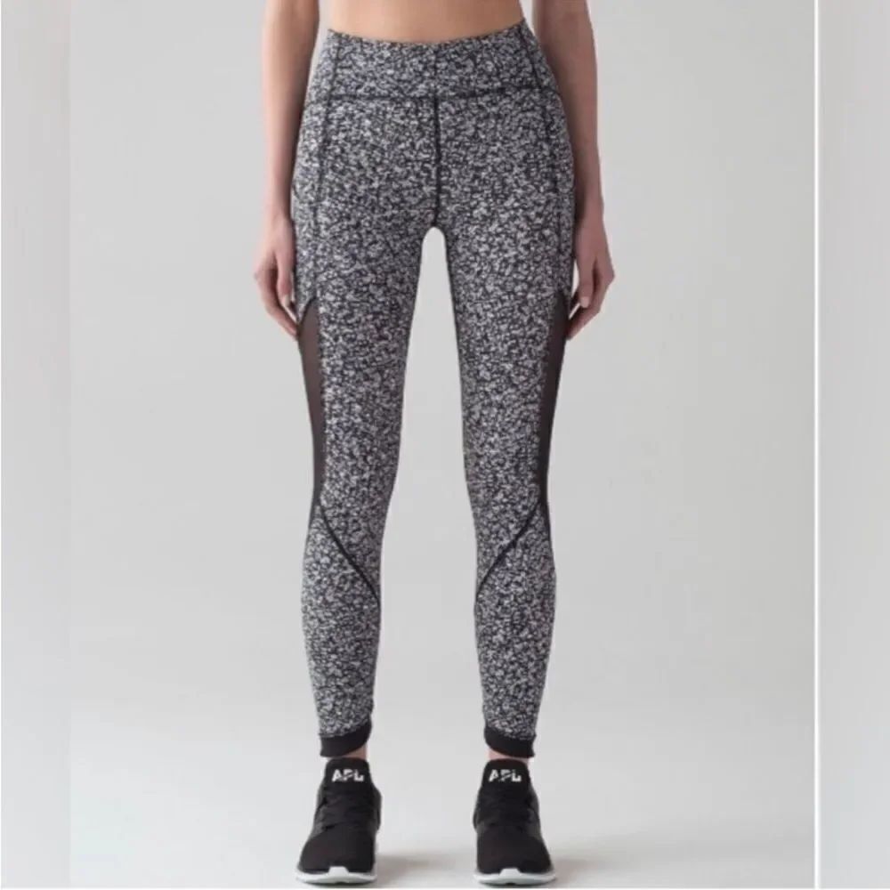Lululemon Athletica Invigorate 7/8 Tight Daisy Dust Alpine White Black Size 4